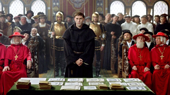 Szenenfoto aus dem deutschen Kinofilm "Luther"(2003). Es zeigt Joseph Fiennes in seiner Rolle als Martin Luther vor dem Reichstag zu Worms.