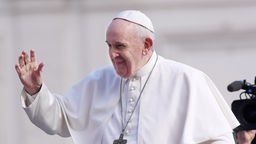 Papst Franziskus I. winkt aus seinem Papamobil 