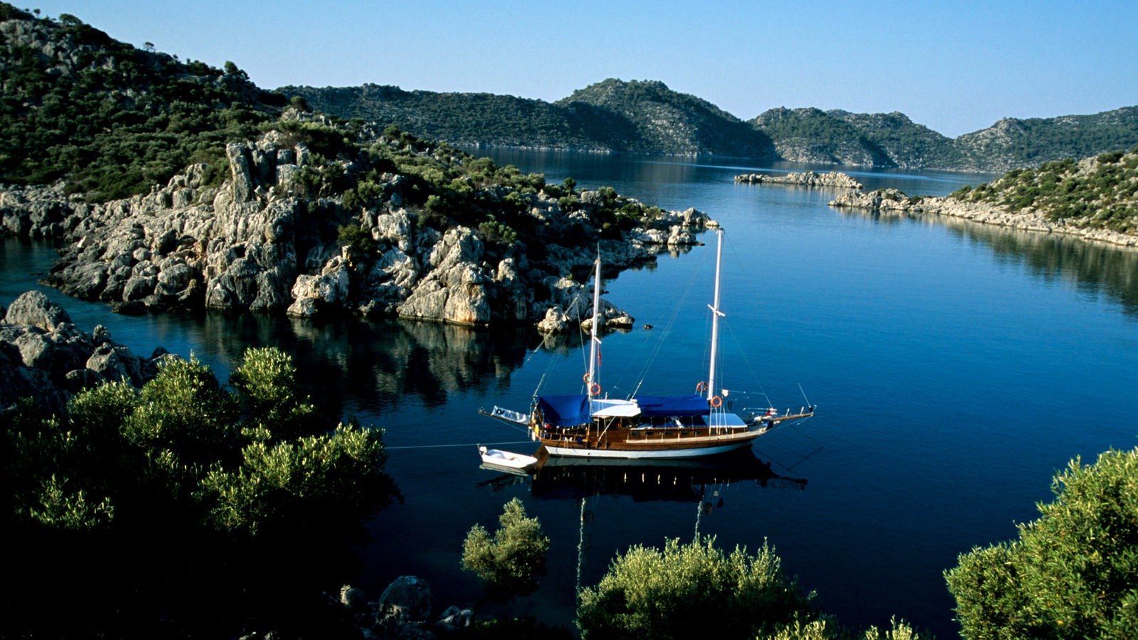 Bucht an der türkischen Mittelmeerküste mit Segelboot