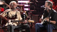 Die Musiker J.J. Cale und Eric Clapton spielen gemeinsam auf einem Konzert in San Diego.