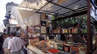 Buchstand auf dem belebten Antiquitätenmarkt im Viertel San Telmo.