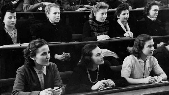 Angehende Ärztinnen und Ärzte sitzen im Jahr 1944 im Hörsaal eines anatomischen Instituts