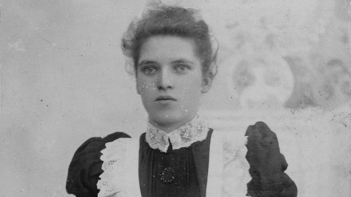 Schwarzweißfoto von 1895: Bild eines englischen Hausmädchens