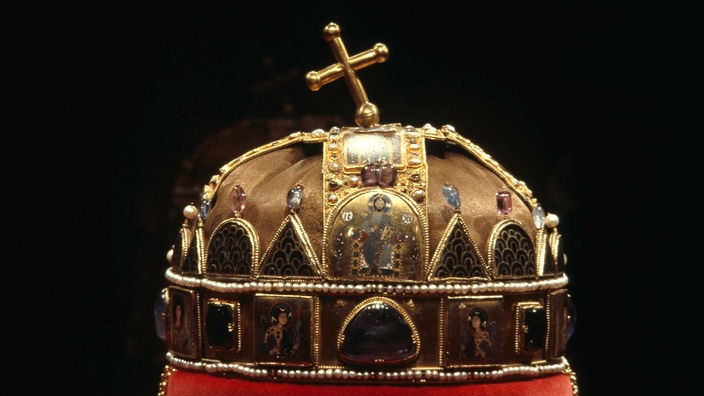 Die ungarische Stephanskrone aus vergoldetem Silber mit schiefem Kreuz, besetzt mit Dreiecken und Bögen