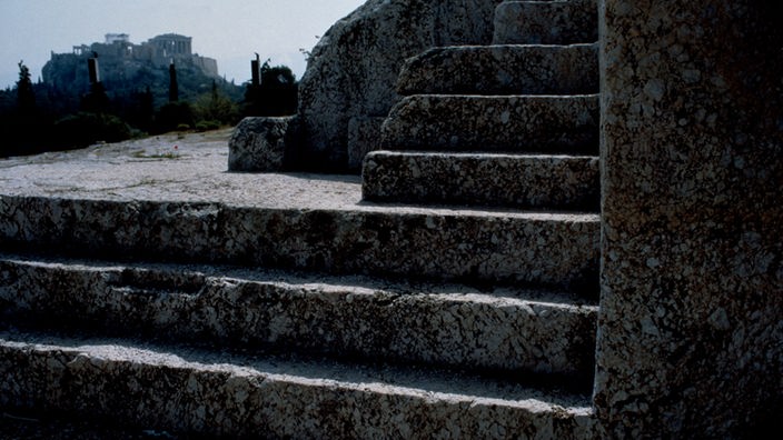 Grobe, in Stein gehauene Stufen führen einen Hügel hinauf.