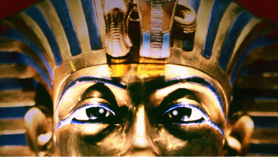 Großaufnahme von den Augen einer Tutanchamun-Maske.