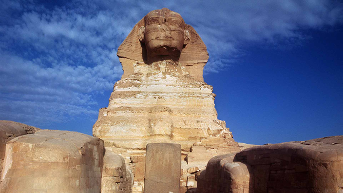 Vorderansicht der Sphinx, einer großen Skulptur, die einen Löwen mit Frauenkopf darstellt.