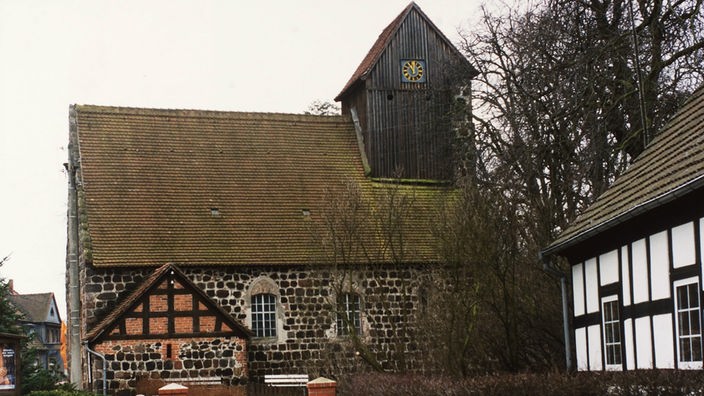 Das Bild zeigt die kleine Kirche im brandenburgischen Kampehl.