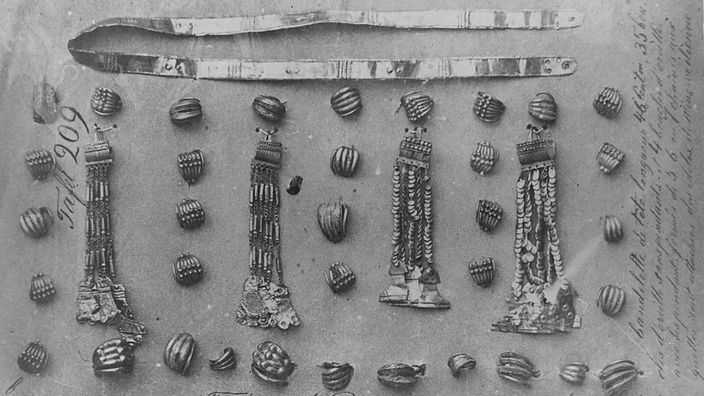 Schwarzweiß-Foto von Goldchmuck und Kopfgehänge aus Troja