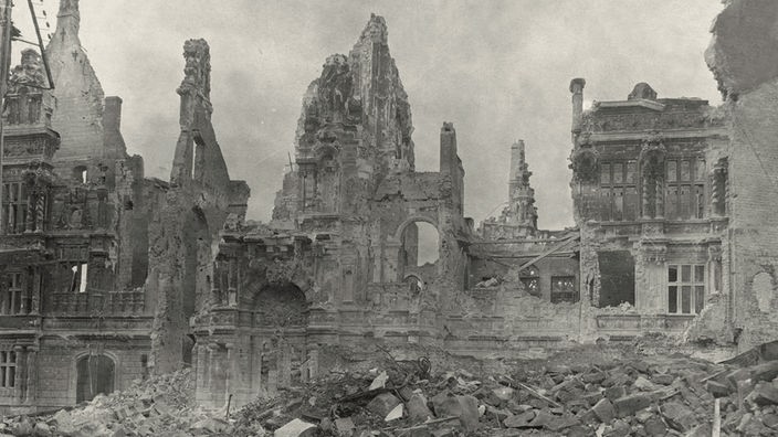 schwarz-weiss Bild der zerstörten Stadt Arras von den Kämpfen des ersten Weltkrieges