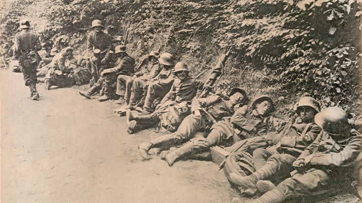 erschöpfte deutsche Soldaten ruhen sich aus