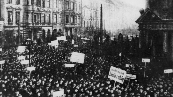 Matrosenaufstand in Kiel 1918: eine große Menschenmenge mit Plakaten