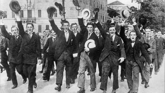 Mobilmachung 1914: In Deutschland: Freiwillige schwenken in  euphorischem Glauben an einen schnellen Sieg ihre Hüte