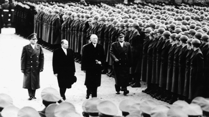 Konrad Adenauer schreitet eine Formation der Bundeswehr ab.