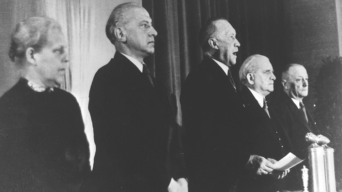 Schwarzweiß-Bild: Konrad Adenauer und andere Mitglieder des Parlamentarischen Rates 1948.