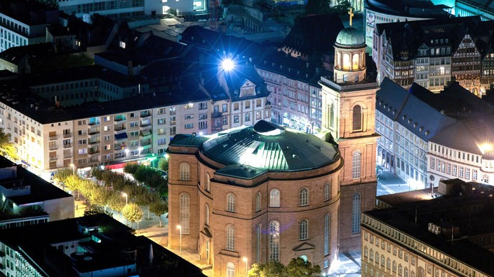 Die Paulskirche in Frankfurt von oben bei Nacht