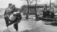 Mann rettet Mädchen vor Überschwemmung