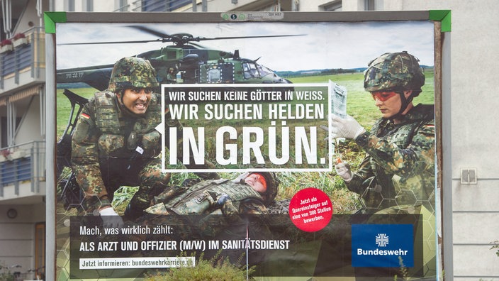 Werbeplakat der Bundeswehr | Bildquelle: WDR / picture alliance / ZB Werbeplakat der Bundeswehr