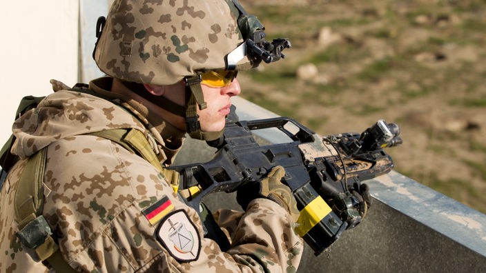 Bundeswehrsoldat auf Hausdach in Kundus.