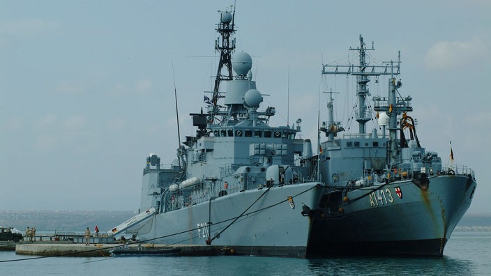 Fregatte und Versorgungsschiff der Bundeswehr im Hafen von Dschibuti | Bildquelle: WDR / laif Fregatte und Versorgungsschiff der Bundeswehr im Hafen von Dschibuti