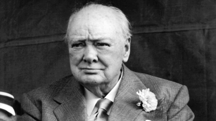 Der britische Staatsmann Sir Winston Churchill im Alter von 83 Jahren, aufgenommen 1957 in Großbritannien.