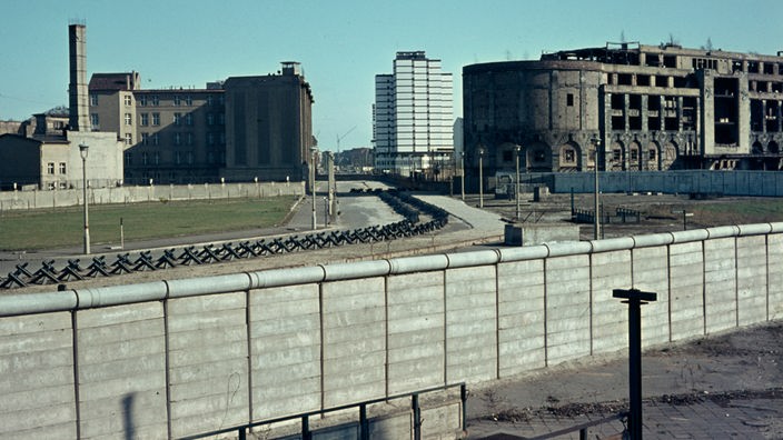 Altes Foto: Der Potsdamer Platz mit der Mauer und Grenzabsperrungen