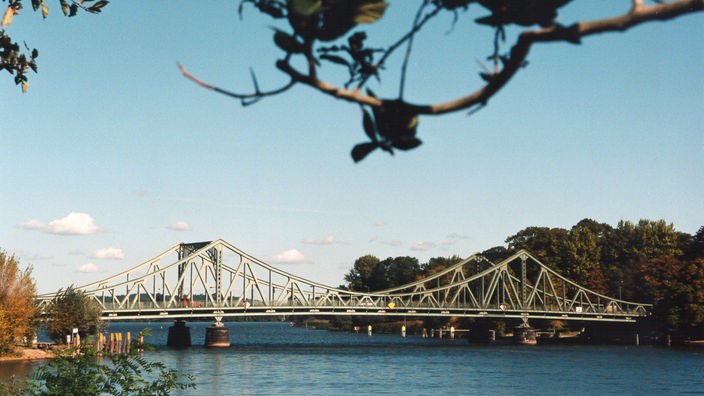 Eine Stahlbrücke führt über einen Fluss.