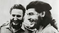 Fidel Castro (links) und Che Guevara stehen lachend nebeneinander