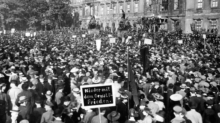 'Nieder mit dem Gewaltfrieden' wird auf einem Plakat während einer Massendemonstration gegen die Friedensbedingungen des Versailler Vertrages im August 1919 in Berlin gefordert.
