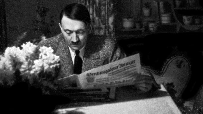 Adolf Hitler liest.