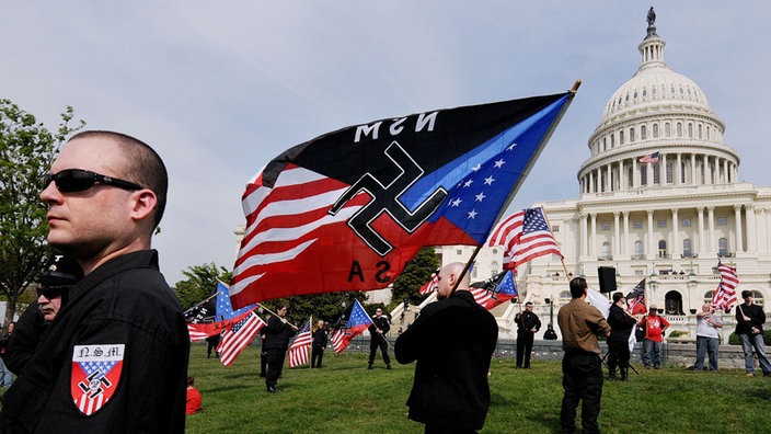 Nazis vor dem Capitol. | Bildquelle: dpa/picture-alliance Nazis vor dem Capitol.