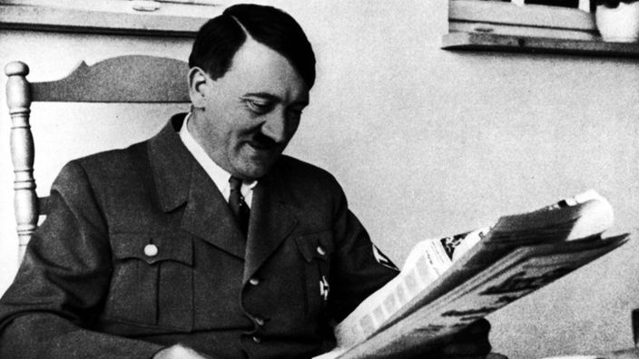 Hitler liest Zeitung.