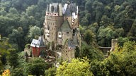 Burg Eltz auf einem bewaldeten Hügel