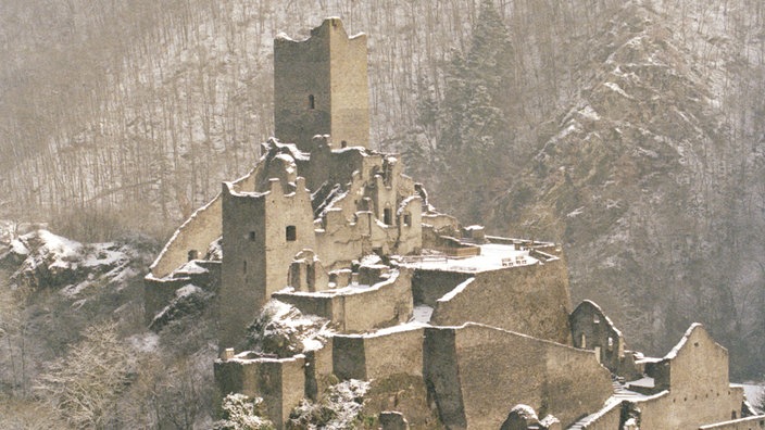 Verschneite Burgruine. | Bildquelle: WDR/Johannes Höflich Verschneite Burgruine.