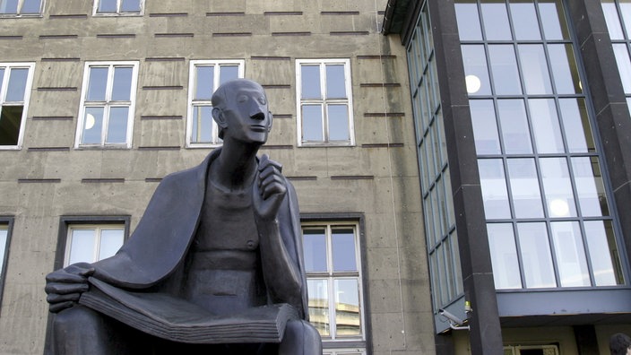Statue des Albertus Magnus vor der Universität Köln. | Bildquelle: WDR, Herby Sachs Statue des Albertus Magnus vor der Universität Köln.