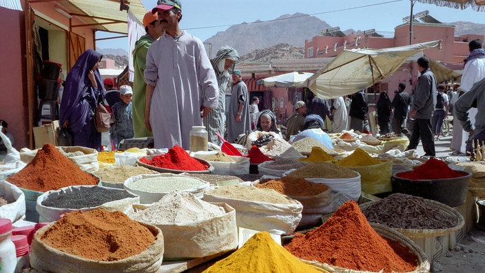 Gewürzmarkt in Marokko. | Bildquelle: imago Gewürzmarkt in Marokko.