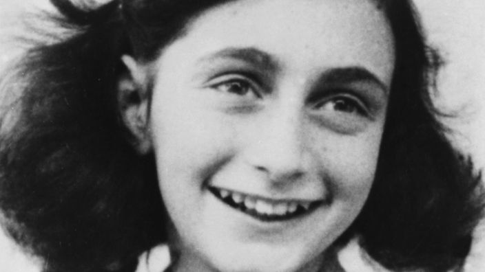 Porträtaufnahme der lachenden Anne Frank um 1940.