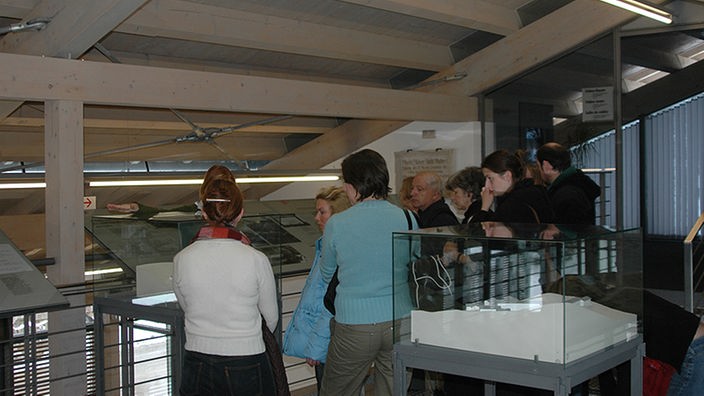 Besucher in den Ausstellungsräumen des Dokumentationszentrums.
