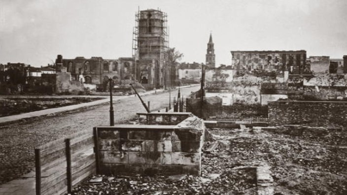 Die Hauptstraße der völlig zerstörten Stadt Charleston.