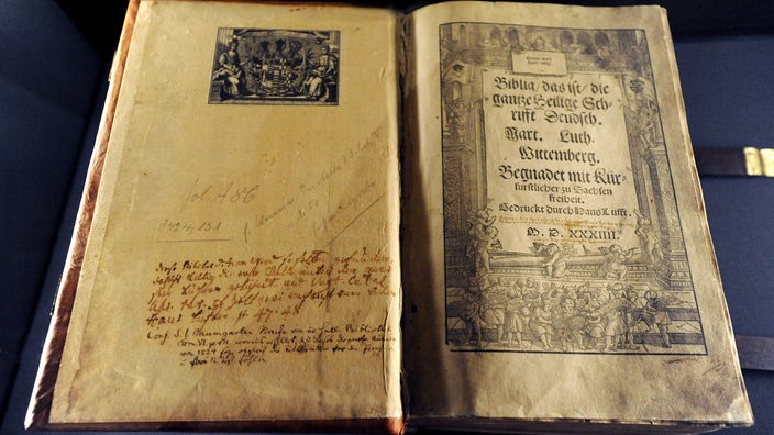 Luthers Bibel erschien erstmals 1534 und konnte dank der Erfindung des Buchdrucks schnell vervielfältigt werden.