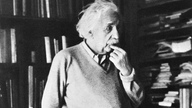 Einstein in seinem Arbeitszimmer in Princeton. Er wirkt nachdenklich.