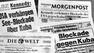 Mehrere deutsche Zeitungen mit Schlagzeilen zur Kuba-Krise.