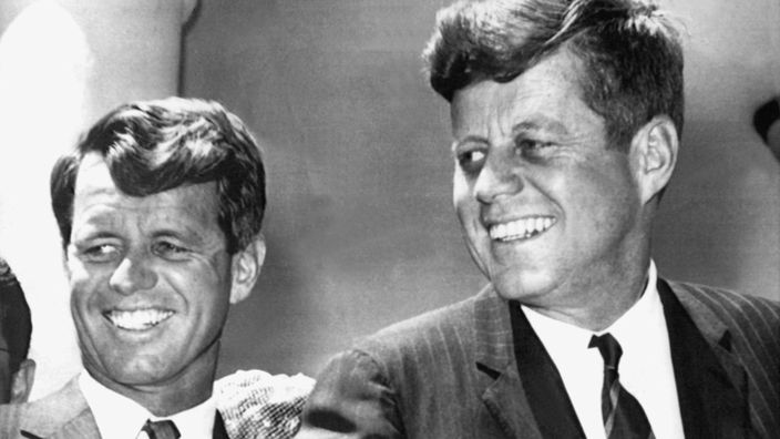 Zwei Männer in Anzügen: Robert F. Kennedy (links) mit seinem Bruder John F. Kennedy 