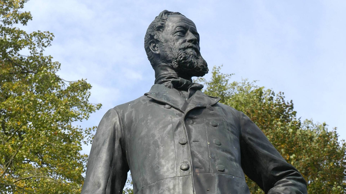 Statue von Alfred Krupp, fotografiert aus der Froschperspektive. | Bildquelle: imago stock&people/Boensch Statue von Alfred Krupp, fotografiert aus der Froschperspektive.