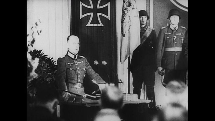 schwarz-weiß-Aufnahme von Generalfeldmarschall von Rundstedt. der auf Rommels Staatsbegräbnis die Trauerrede hält.