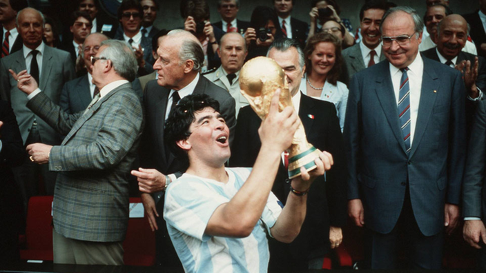 Helmut Kohl blickt auf Diego Maradona bei WM 1986.