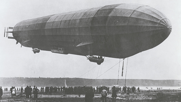Ein Zeppelin fliegt über einer Stadt. | Bildquelle: wdr Ein Zeppelin fliegt über einer Stadt.