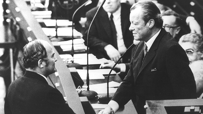Rainer Barzel gratuliert Willy Brandt.