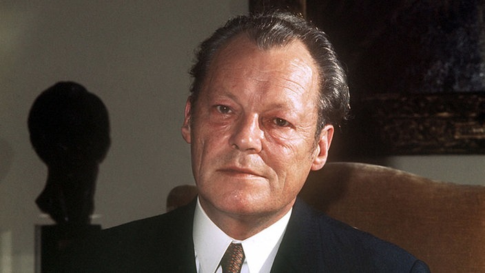 Porträtaufnahme von Willy Brandt an einem Schreibtisch. | Bildquelle: dpa Porträtaufnahme von Willy Brandt an einem Schreibtisch.