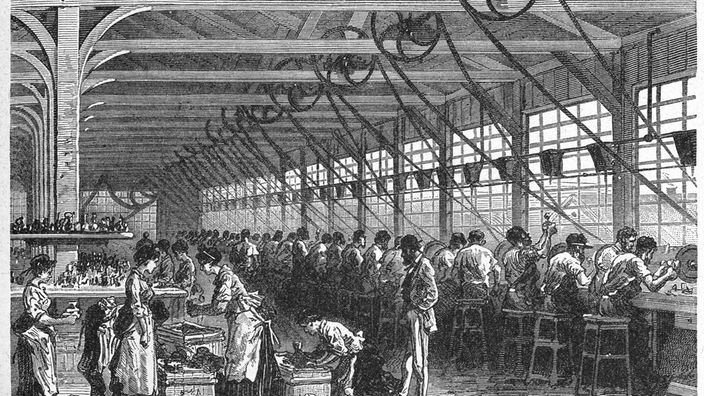 Schwarz-Weiß-Zeichnung eines Fabrikinnenraums von 1880; mehrere Arbeiter stehen an Maschinen.